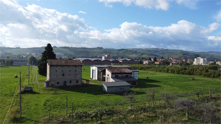 Compendio immobiliare vista Castello di Vignola