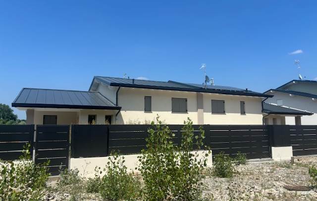 Villa Bifamigliare di testa di nuova costruzione